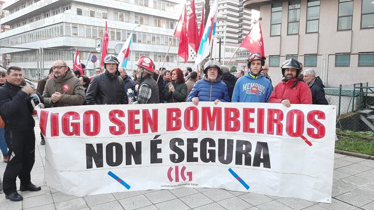 Concentración de bombeiros de Vigo, ás portas dos xulgados da cidade.. PAULA XUSTO-EUROPA PRESS