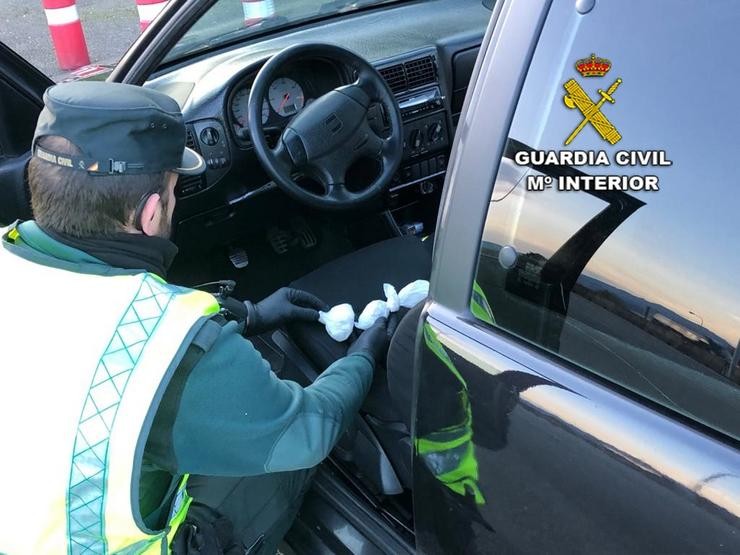 A Garda Civil inspecciona un vehículo con droga / GC