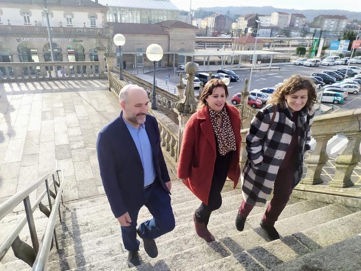 Néstor Rego, Ana Miranda e Goretti Sanmartín do BNG nas escaleiras da estación de ferrocarril de Santiago 