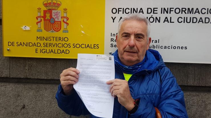 Rogelio Bernardo o pai dunha das vítimas do accidente de Angrois en 2013 coa carta enviada ao vicepresidente de Dereitos Sociais, Pablo Igrexas.. CEDIDA 