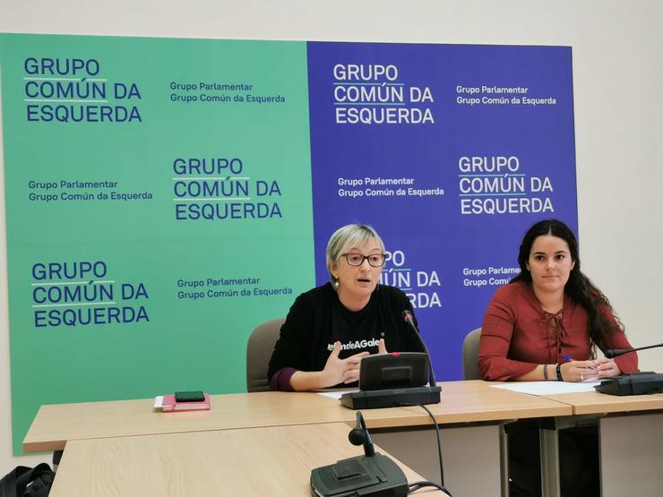 As deputadas do Grupo Común dá Esquerda Ánxeles Cuña e Luca Chao en rolda de prensa. / Europa Press