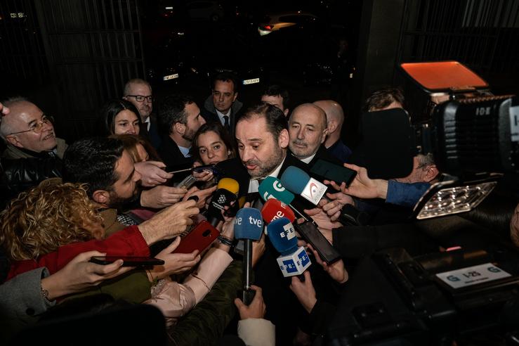 O Ministro de Transportes, Mobilidade e Axenda Urbana, José Luís Ábalos, á súa chegada á entrega do Premio Nacional de Arquitectura, na Coruña 