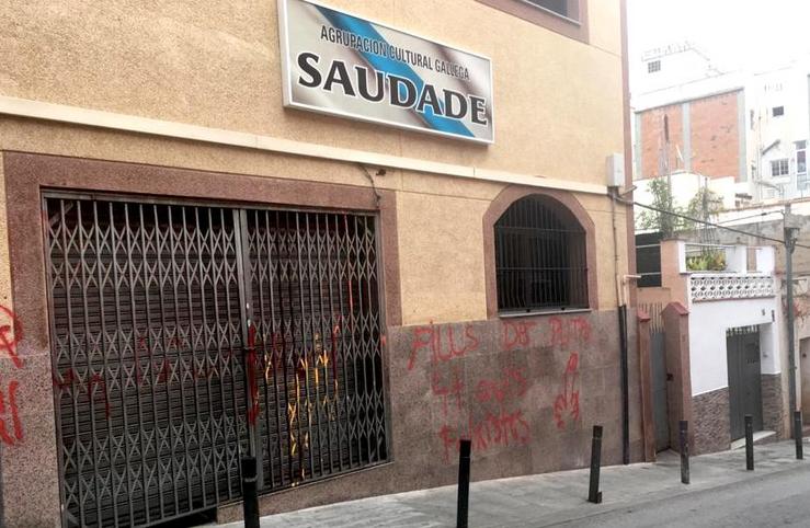 Pintadas no centro da Agrupación Cultural Galega Saudade do barrio de Horta, en Barcelona 