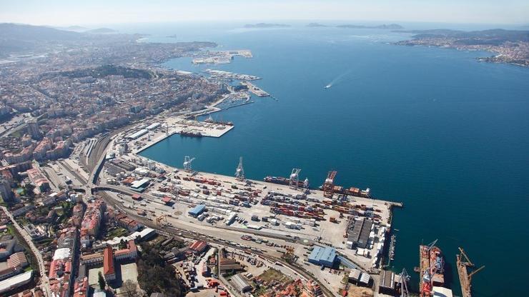 Vista área do Porto de Vigo, coa terminal de colectores en primeiro termo.. AUTORIDADE PORTUARIA DE VIGO / Europa Press