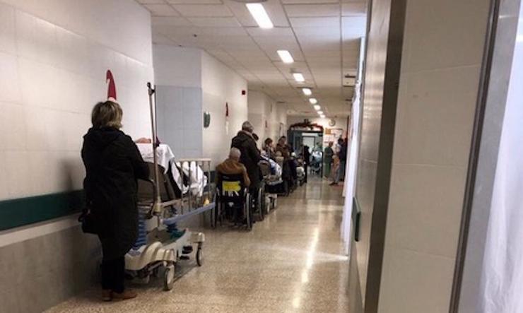 Pacientes nos corredores das Urxencias do CHUS.