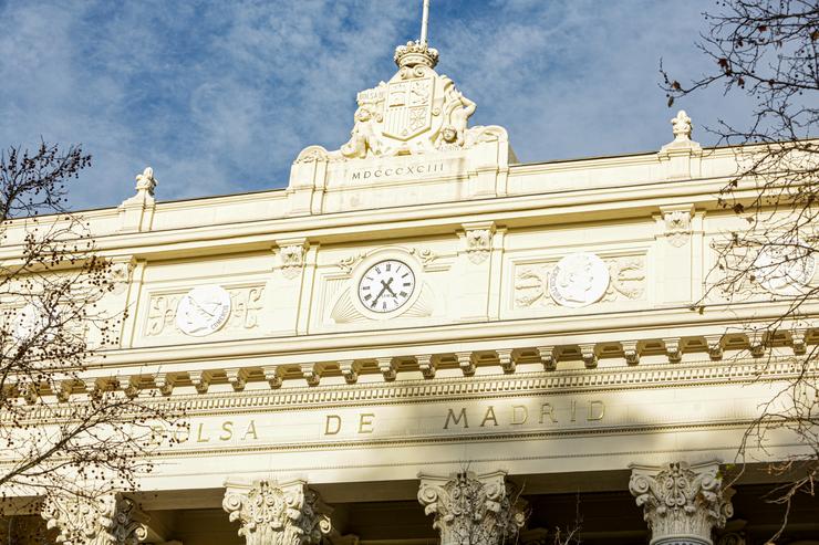 Reloxo da fachada exterior do Palacio da Bolsa de Madrid, na Praza da Lealdade, nº1 de Madrid (España).. Ricardo Rubio - Europa Press / Europa Press