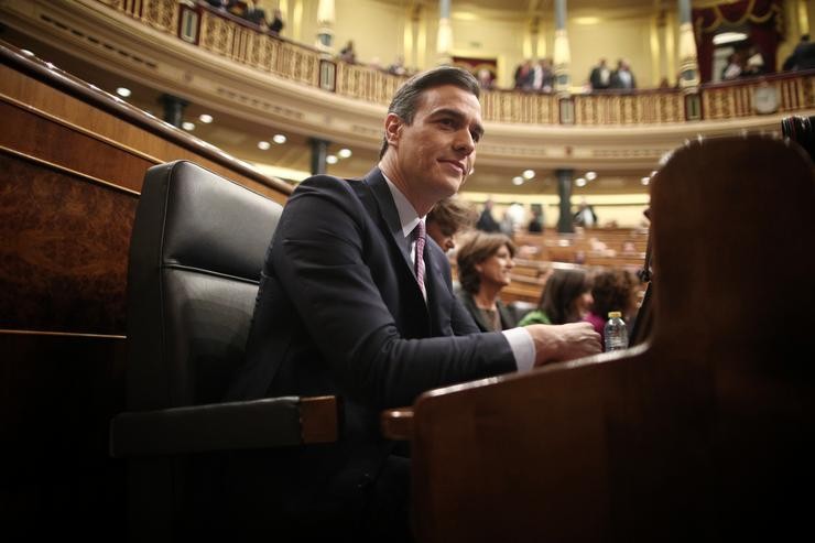 O presidente de Goberno en funcións e secretario xeral do PSOE, Pedro Sánchez, no seu escano no Congreso dos Deputados antes da primeira sesión do debate da súa investidura na XIV Lexislatura en Madrid (España), a 4 de xaneiro de 2020 