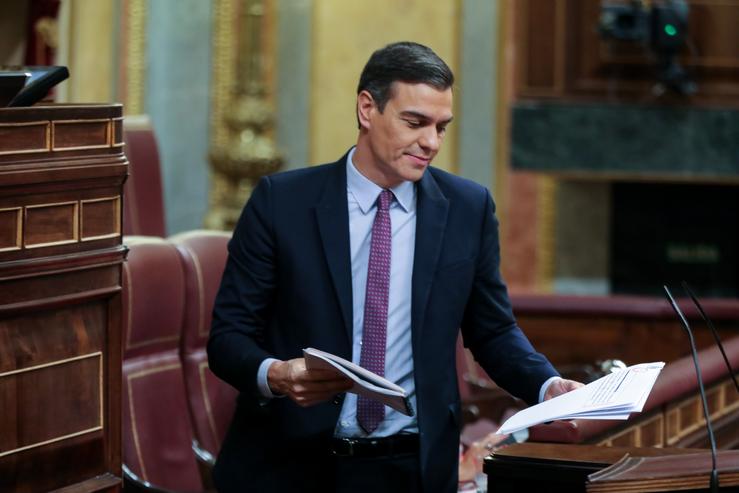 O presidente do Goberno en funcións, Pedro Sánchez, disponse a dar a réplica aos portavoces do Grupo Plural durante a primeira sesión do debate da súa investidura na XIV Lexislatura en Madrid (España), a 4 de xaneiro de 2020 