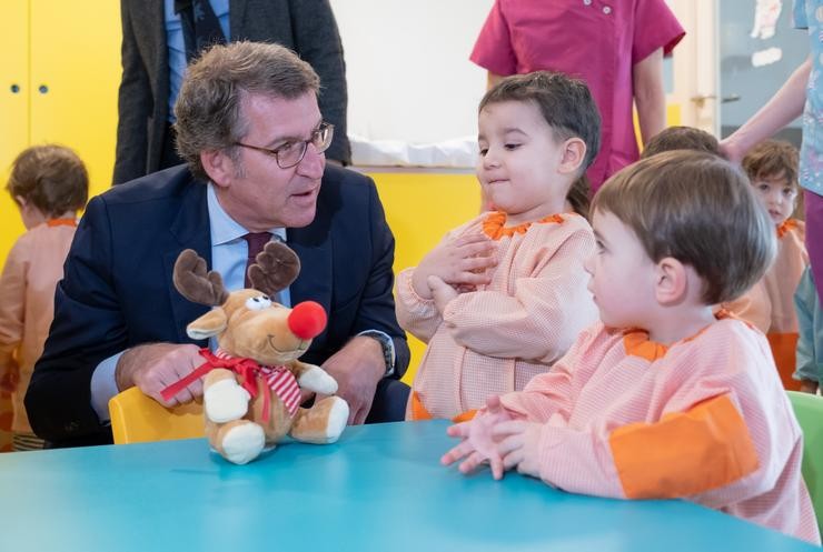 O presidente da Xunta, Alberto Núñez Feijóo, visita a escola infantil de Santa Susana, en Santiago.. XUNTA