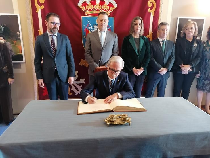O presidente do Racing de Ferrol asina no libro de ouro da cidade con motivo da entrega dos premios Ferroláns do Ano. 