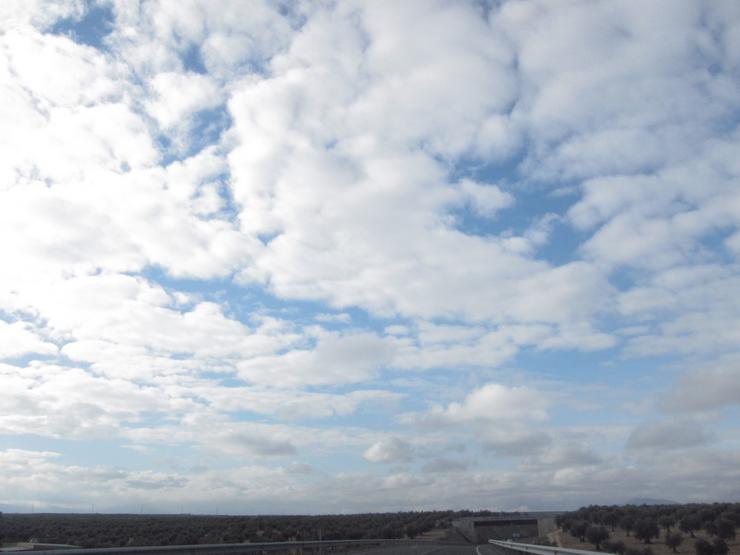 Nubes con tendencia a despexado 