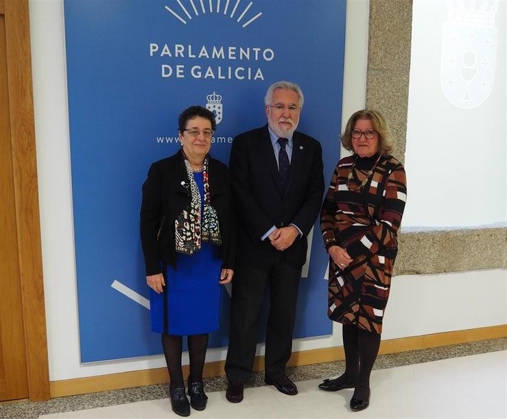 O presidente do Parlamento de Galicia, Miguel Santalices, recibe á secretaria da Asemblea Lexislativa de Salvador de Baía, María del Carmen Lula, e á presidenta do Consello da Cultura Galega, Rosario Álvarez / Parlamento de Galicia.