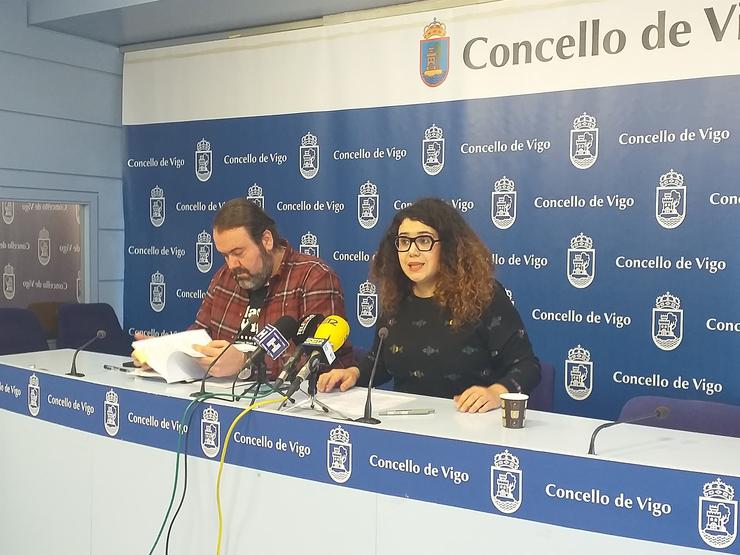 Os concelleiros de Marea de Vigo, Rubén Pérez, e Oriana Méndez, nunha rolda de prensa no Concello olívico.. PAULA XUSTO-EUROPA PRESS / Europa Press