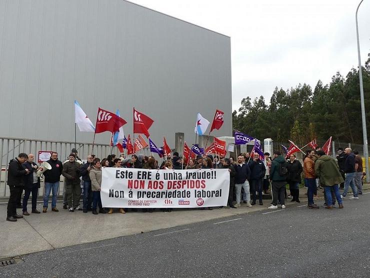 Protesta ante a sede de Isidro 1952 en Cambre / CIG