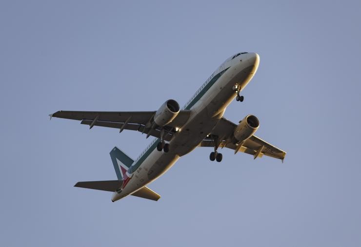 Un avión despegando dun aeroporto 