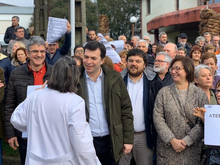 O secretario xeral do PSdeG, Gonzalo Caballero, participa nunha protesta en defensa da sanidade na Guarda (Pontevedra). PSDEG / Europa Press