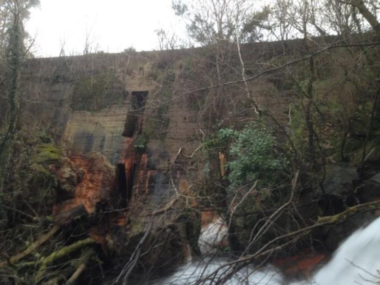 A presa da mina de San Finx en Lousame (A Coruña). CONTRAMINACCIÓN - Arquivo