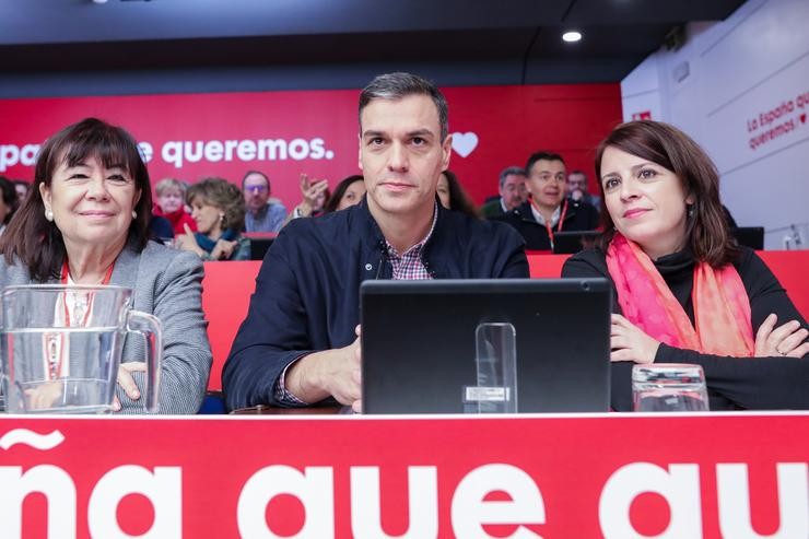 A vicepresidenta primeira do Senado, Cristina Narbona, o Presidente do Goberno, Pedro Sánchez, e a portavoz socialista no Congreso, Adriana Lastra, durante o Comité Federal do PSOE en Ferraz (Madrid) a 15 de febreiro de 2020.. Jesús Hellín - Europa Press 