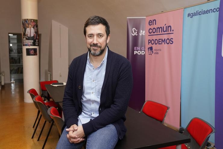 O secretario xeral de Podemos en Galicia, Antón Gómez-Reino, pousa tras unha entrevista con Europa Press, na sede do partido en Santiago de Compostela/Galicia (España) a 23 de xaneiro de 2020.. Álvaro Ballesteros - Europa Press / Europa Press