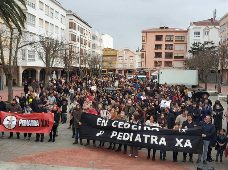Máis de mil persoas participaron nunha manifestación en Cedeira para pedir un pediatra / Revolta dos chupetes