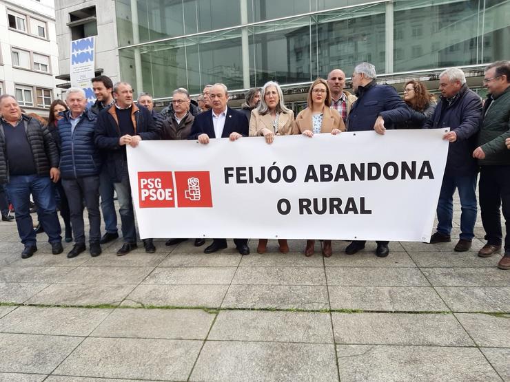 Protesta de alcaldes socialistas en Lugo para denunciar o abandono do rural. / Europa Press
