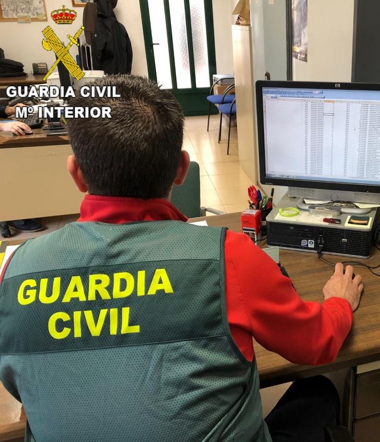 Un dos investigadores da Garda Civil. GC 