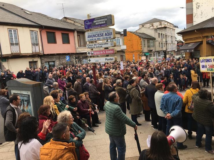 Manifestación na Rúa (Ourense) para esixir a construción dun centro de saúde e a mellora da atención primaria na comarca de Valdeorras 