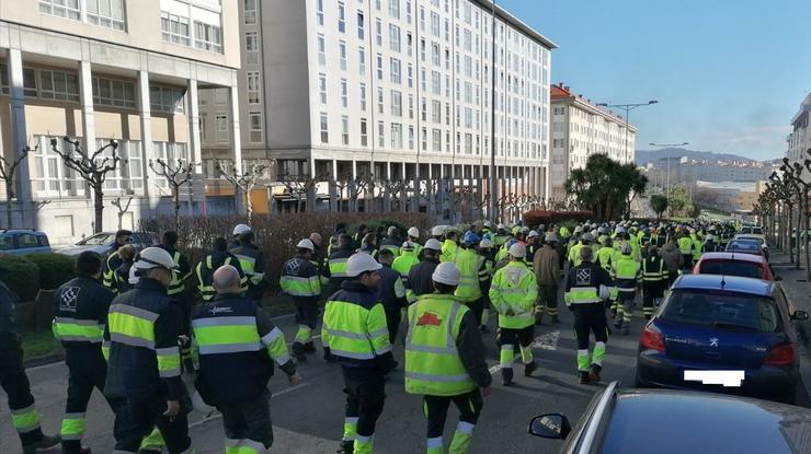 Operarios do naval na Ría de Ferrol protestan para demandar carga de traballo.