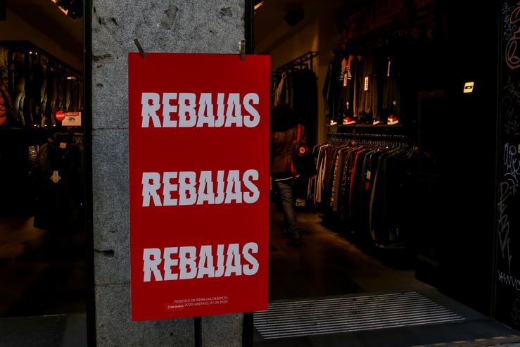 Un cartel na entrada dunha tenda de moda de Madrid, no que se le 
