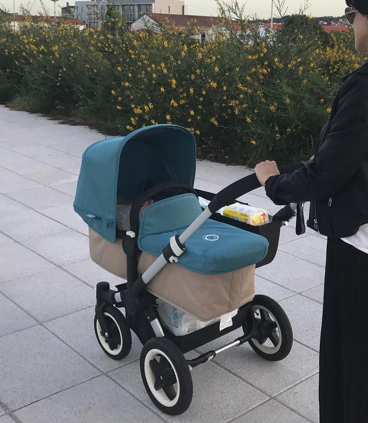 Imaxe de arquivo dunha nai paseando a un bebé.. EUROPA PRESS - Arquivo 