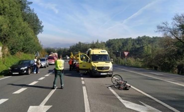 Un home resulta gravemente ferido tras ser arroiado unha furgoneta mentres conducía a súa bicibleta. GARDA CIVIL / Europa Press