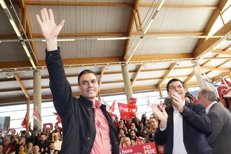 O presidente do Goberno, Pedro Sánchez, e o candidato do Partido Socialista Galego (PSG) á Xunta de Galicia, Gonzalo Caballero, durante o acto de presentación da candidatura, en Santiago de Compostela a 23 de febreiro de 2020.. Álvaro Ballesteros - Europa Press 