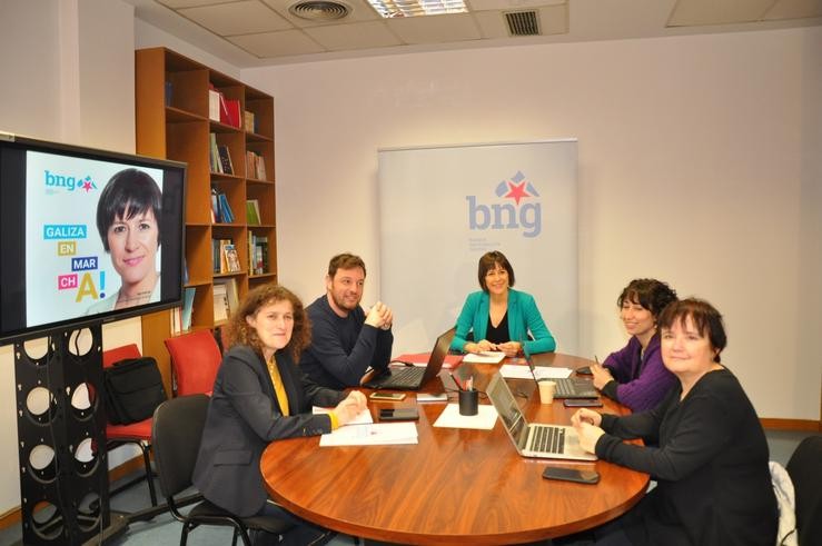 A portavoz nacional do BNG, Ana Pontón, acompañada doutros membros do partido, durante unha reunión de traballo na comisión de seguimento da campaña. BLOQUE NACIONALISTA GALEGO 