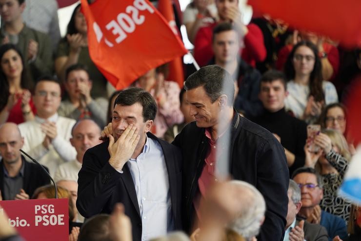 (I-D) O candidato do Partido Socialista Galego (PSG) á Xunta de Galicia emocionado, Gonzalo Caballero, xunto ao presidente do Goberno, Pedro Sánchez, durante o acto de presentación da candidatura, en Santiago de Compostela a 23 de febreiro de 2. Álvaro Ballesteros - Europa Press