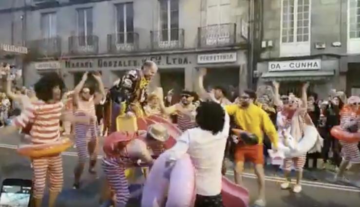 Gonzalo Pérez Jácome participa nunha parodia do proxecto de parque acuático para Ourense, durante un desfile de Entroido / Arquivo.