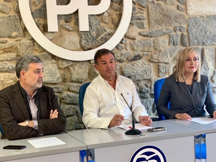 O portavoz do Grupo Municipal do Partido Popular, Alfonso Marnotes, e os senadores Javier Guerra e Elena Muñoz durante a rolda de prensa. PP / Europa Press