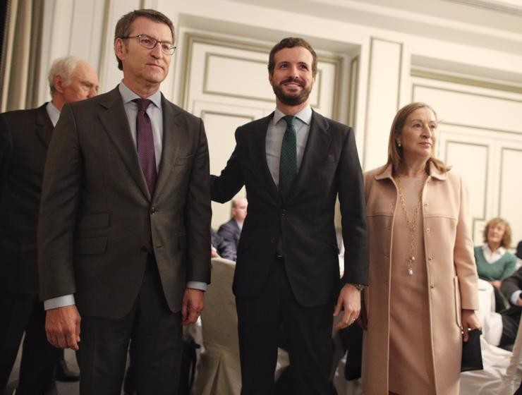 O presidente da Xunta de Galicia, Alberto Núñez Feijoo, o presidente nacional do Partido Popular, Pablo Casado, e a vicepresidenta segunda do Congreso, Ana Pastor, pousan no Almorzo informativo de Nova Economía Forum celebrado en Hot. Eduardo Parra - Europa Press