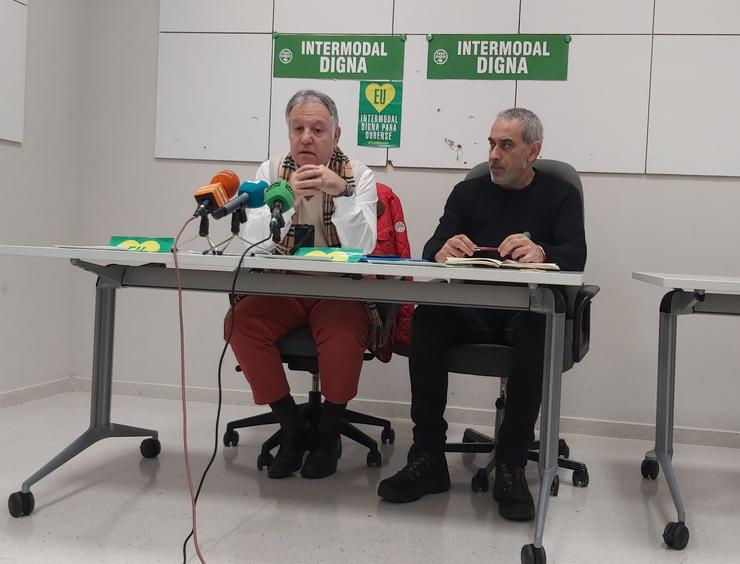 Rolda de prensa da plataforma Por Un Tren Digno en Ourense. 