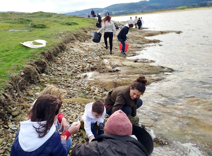 Voluntarios do programa ambiental de Abanca na zona de Baldaio.