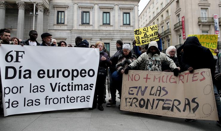 Varios ONG concéntranse ante o Congreso no sexto aniversario da Traxedia do Tarajal. Eduardo Parra - Europa Press 