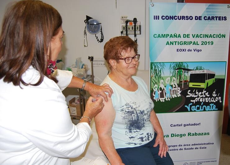 Imaxe dunha persoa sendo vacinada da gripe.. XUNTA - Arquivo 