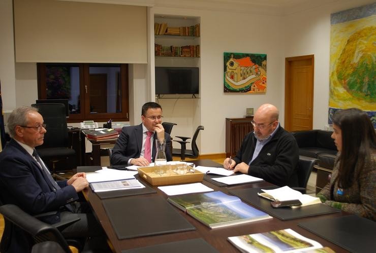 Reunión do conselleiro José González con Roberto García (Unións Agrarias) e Isabel Vilalba (SLG). XUNTA / Europa Press
