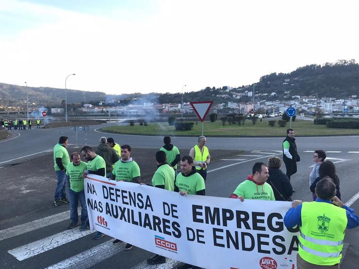 Traballadores das auxiliares e da planta de Endesa nas Pontes cortan o tráfico en Pontedeume 