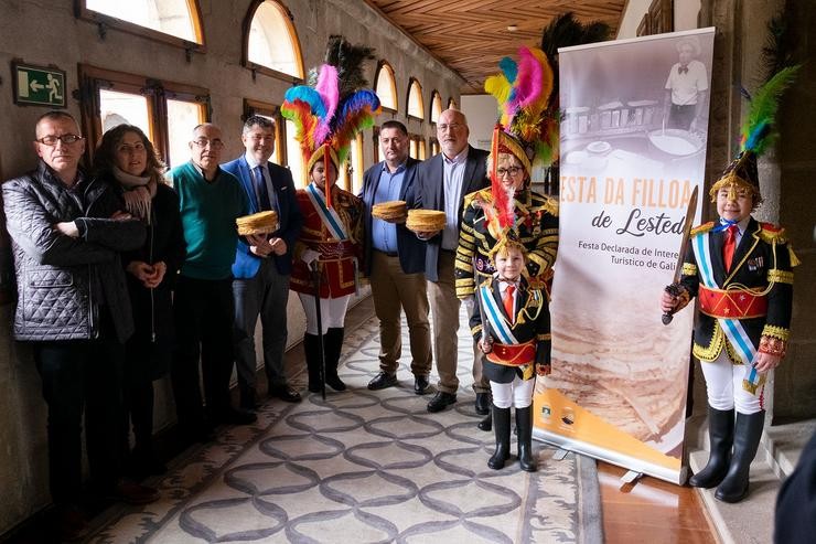 O alcalde de Boqueixón, Manuel Fernández Munín, o presidente da Asociación Cultural dá Filloa, José Manuel Cabanal, e o delegado territorial da Xunta na provincia da Coruña, Ovidio Rodeiro, presentan a 37 Festa dá Filloa de Lestedo. XUNTA 