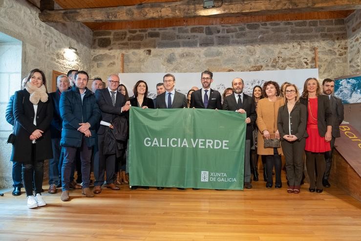 O presidente da Xunta, Alberto Núñez Feijóo, e a conselleira de Medio Ambiente, Anxos Vázquez, xunto a outras personalidades, no acto de presentación da Bandeira Verde de Galicia. XUNTA
