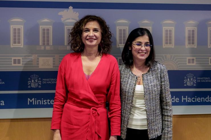 A ministra de Facenda, María Jesús Montero, e a ministra de Política Territorial e Función Pública, Carolina Darias 