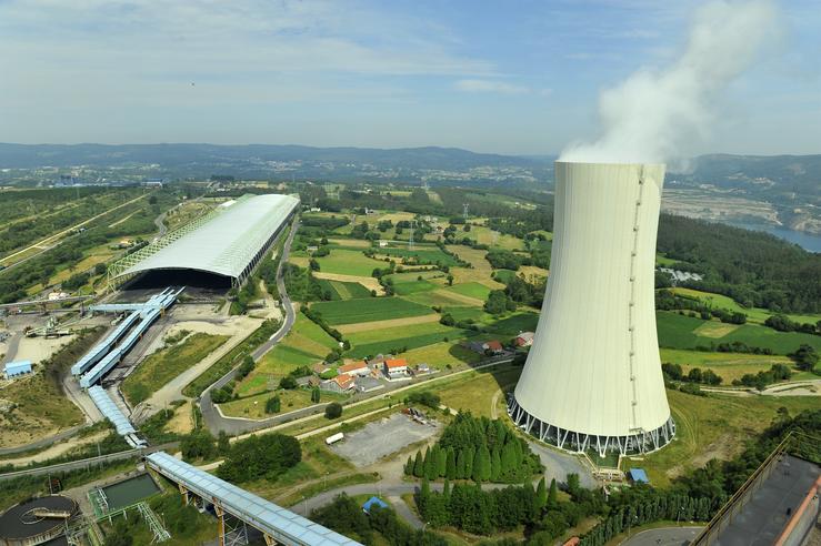 Central térmica de Meirama. O rueiro que se aprecia á esquerda da torre de refrixeración é A Lousa de Arriba. NATURGY - Arquivo