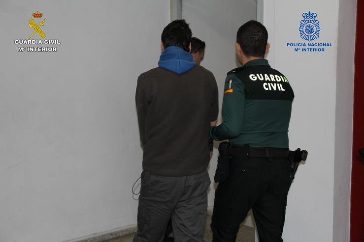 Detidos por pertencer a un grupo criminal / GARDA CIVIL E POLICÍA NACIONAL