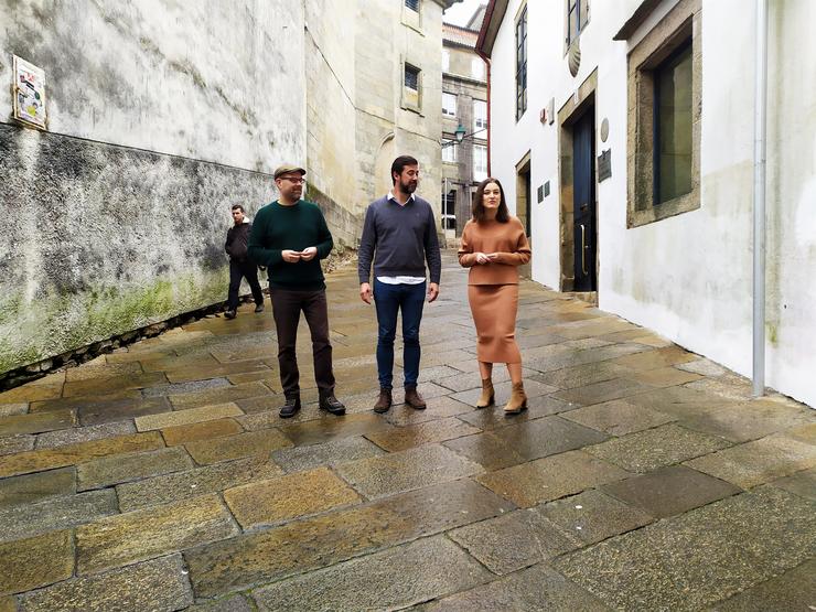 Martiño Noriega (Anova), Antón Gómez-Reino (Podemos Galicia) e Eva Solla (Esquerda Unida) en Santiago durante a presentación da candidatura de Galicia En Común-Anova Mareas 