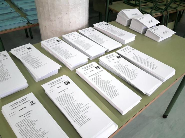 Votacións. Eleccións municipais e europeas do 26 de maio de 2019. Papeletas. Colexio CEIP Cruceiro de Canido de Ferrol (A Coruña). EUROPA PRESS - Arquivo
